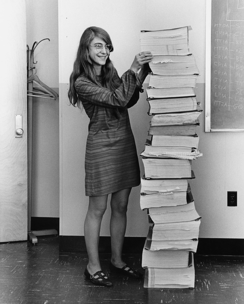 Margaret Hamilton stojąca w 1969 roku obok wydruków oprogramowania, które ona i jej zespół stworzył na potrzeby misji Apollo. Źródło: https://commons.wikimedia.org/wiki/File:Margaret_Hamilton_-_restoration.jpg