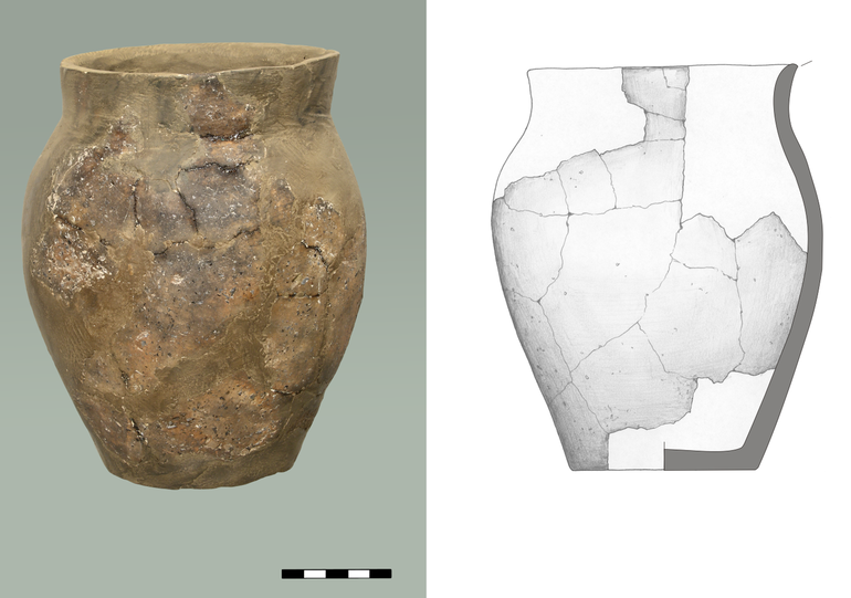 Garnek typu G111c, niezdobiony. Krawędź ostra, dno niezachowane, domieszka tłucznia kamiennego i krzemiennego. H – 18,4 cm; R1 – 12,3 cm; R2 – 11,8 cm; R3 – 15 cm; R4 – 8,4 cm