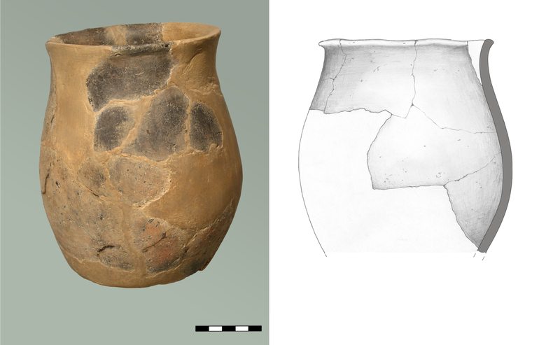 Garnek typu 111c?, niezdobiony. Krawędź zaokraglona, dno niezachowane, domieszka tłucznia kamiennego i krzemiennego.  H > 15,5 cm; R1 – 14,7 cm; R2 – 14 cm; R3 – 18,1 cm