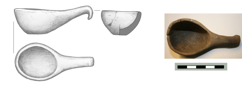 Łyżka gliniana (odlewnicza?). Długość 8,4 cm, szerokość miski – 4,5 cm, długość rączki 4 cm