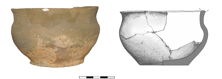 Waza typu W21, niezdobiona. Krawędź ścięta prosto, pogrubiona, domieszka tłucznia kamiennego i krzemiennego. H – 12,5 cm; R1 – 20,8 cm; R2 – 18 cm; R3 – 20 cm; R4 – R4 – 8,4 cm