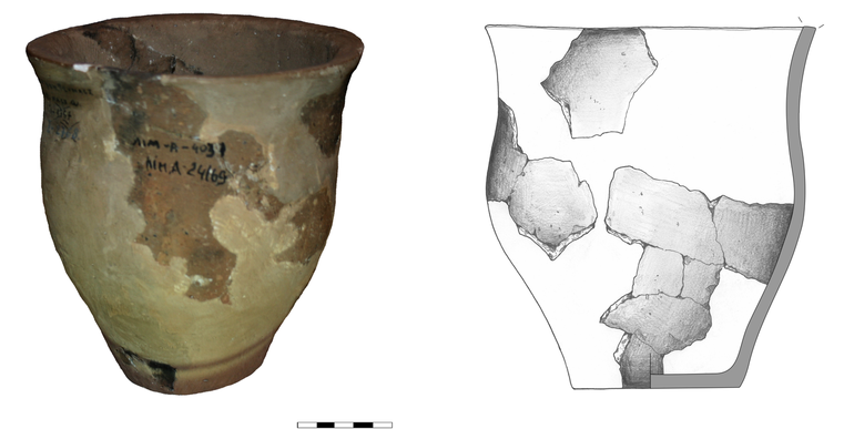 Puchar typu P22, niezdobiony. Krawędź ścięta prosto, dno niewyodrębnione, domieszka tłucznia kamiennego i krzemiennego. H – 18 cm; R1 – 17,8 cm; R2 – 16,4 cm; R3 – 17,4 cm; R4 – 9,1 cm