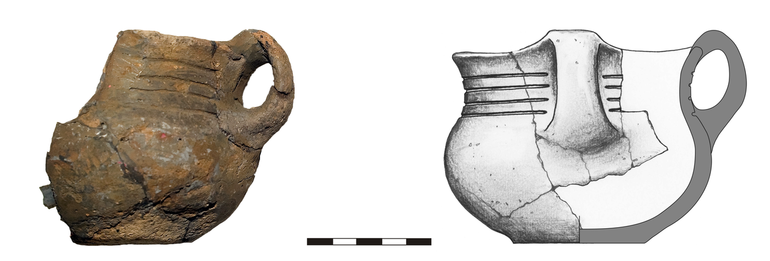Kubek typu K22, zdobiony na szyjce czterema poziomymi liniami rytymi. Krawędź zaokrąglona, dno lekko wyodrębnione. Domieszka tłuczonego kamienia i krzemienia. H – 8 cm (bez ucha), 8,7 cm (z uchem), R1 – 10,2 cm, R2 – 9,4 cm, R3 – 11 cm, R4 – 5,5 cm