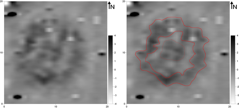 Obraz wynikowy pomiarów magnetometrycznych kurhanu nr 158 na stanowisku Kawsko (gradientometr Bartington Fluxgate Grad 601-1; poligon pomiarowy: 20,0 × 20,0 m, gęstość próbkowania na rozstaw transektów: 0,25 × 1,0 m, interpolowana do 0,25 × 0,5 m; realne wartości pola magnetycznego skompresowane w skali szarości do zakresu -5 – +5nT) (po lewej). Obraz wynikowy pomiarów magnetometrycznych kurhanu nr 158 na stanowisku Kawsko z zaznaczonymi anomaliami opisywanymi w tekście (po prawo)