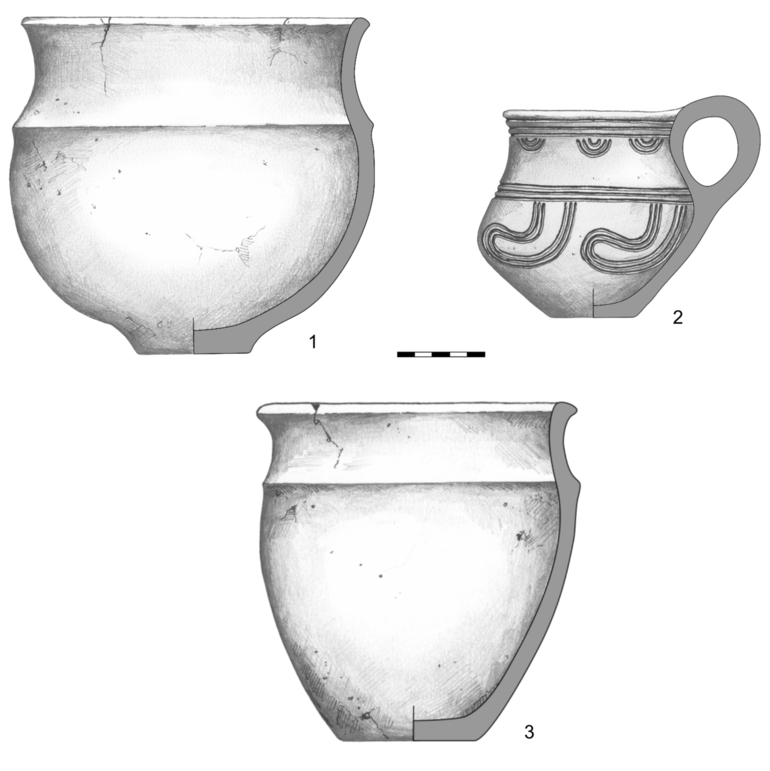 Garnek typu G112, zdobiony na szyjce pozioma listwa plastyczną. Krawędź zaokrąglona, dno wyodrębnione. H – 18,2 cm, R1 – 18,6 cm, R2 – 17 cm, R3 – 19 cm, R4 – 6,1 cm. 2. Dzban typu D1, zdobiony pod krawędzią trzema poziomymi liniami rytymi, z których zwisają dookolnie ryte współśrodkowe łuczki (sześć, po trzy w grupie), na brzuścu – trzy poziome linie ryte i zwisające z nich, dookolne ryte łuczki (pięć, po trzy w grupie), odchylone w lewo. H – 14,4 cm, R1 – 12 cm, R2 – 11,6 cm, R3 – 16 cm, R4 – 5,1 cm. 3. Garnek typu G112, zdobiony na szyjce poziomą listwą plastyczną. Krawędź zaokrąglona, dno lekko niewyodrębnione. H – 12,2 cm, R1 – 16 cm, R2 – 14,4 cm, R3 – 15,1 cm, R4 – 8 cm