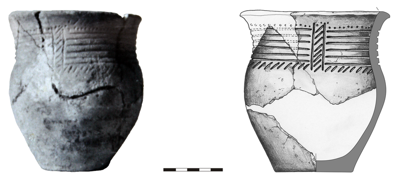 Puchar typu P22, zdobiony pod krawędzią, na szyjce i w górnej partii brzuśca dookolnymi okrągłymi nakłuciami, sześcioma dookolnymi liniami rytymi, przerywanymi dwoma krótkimi, pionowymi liniami rytymi wypełnionymi liniami ukośnymi, poniżej krótkimi, ukośnymi liniami rytymi. Krawędź pogrubiona, ścięta łukowato. H – 13,8  cm, R1 – 12,5  cm, R2 – 10,5  cm, R3 – 12,3  cm, R4 – 6,7  cm (fot. Sulimirski 1968, Plate 18:3)