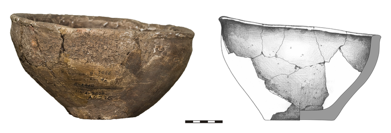 Misa typu M21, niezdobiona. Krawędź zaokrąglona, dno lekko wyodrębnione. Domieszka tłuczonego kamienia i krzemienia. H – 12,5  cm, R1 – 21,4  cm, R3 –  20,8  cm, R4 – 9,3 cm