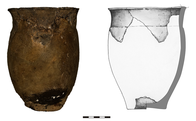 Garnek typu G122, niezdobiony. Krawędź ścięta prosto, dno lekko wyodrębnione. Domieszka tłuczonego kamienia i krzemienia. H – 18,5  cm, R1 – 14,7  cm, R2 – 13,5  cm, R3 – 14,6  cm, R4 – 7,4  cm