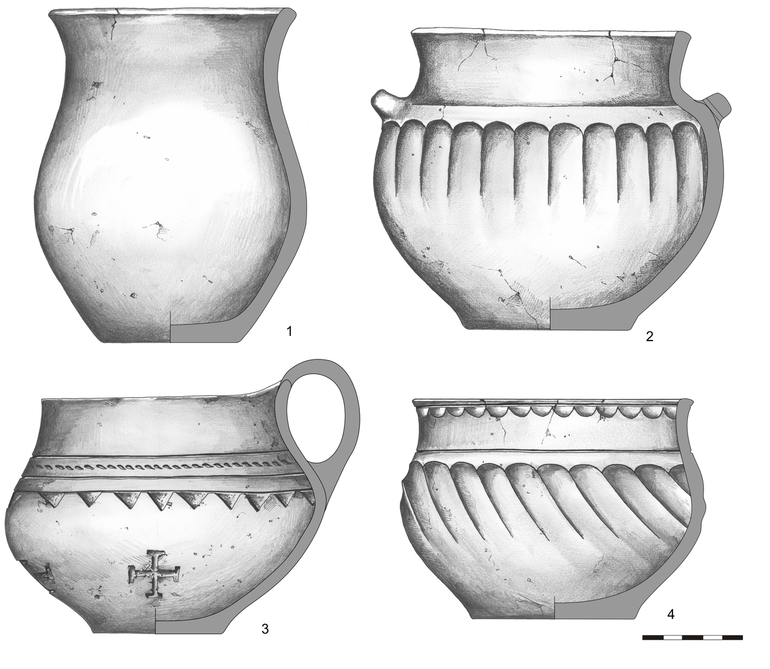 1 – garnek typu G112, smukły, niezdobiony. Krawędź zaokrąglona, dno niewyodrębnione. H – 16,8  cm, R1 – 12,5  cm, R2 – 10,5  cm, R3 – 13,5  cm, R4 – 6,5  cm. 2 – amfora typu A111, zdobiona na brzuścu dookolnymi, pionowymi szerokimi kanelurami. Krawędź zaokrąglona, dno wyodrębnione, ucha pionowo przekłute. H – 16, cm, R1 – 14 cm, R2 – 13 cm, R3 – 17,5 cm, R4 – 8,3 cm. 3 – dzban typu D21, zdobiony na brzuścu dookolnie trzema poziomymi liniami rytymi, miedzy pierwszą i druga występują poziome, łezkowate nakłucia, od trzeciej odchodzą ryte trójkąty, poniżej – centralnie umieszczony motyw krzyża jerozolimskiego. H – 9 cm, R1 – 12,5 cm, R2 – 12,3 cm, R3 – 16,5 cm, R4 – 6,5 cm. 4 – waza typu W22, zdobiona dookolnie pod krawędzią półkolistymi żłobkami, na szyjce – poziomą linią rytą, poniżej – szerokimi, ukośnymi kanelurami. Krawędź prosto ścięta, dno wyodrębnione. H – 11 cm, R1 – 14 cm, R2 – 13,5 cm, R3 – 15,3 cm, R4 – 8,2 cm