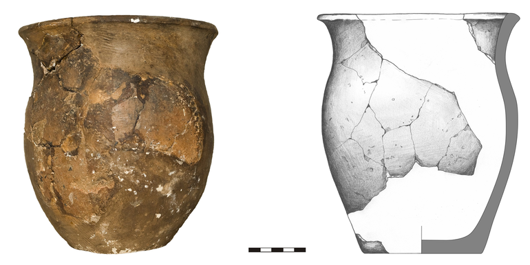 Garnek typu G112, niezdobiony. Krawędź pogrubiona, zaokrąglona, dno niewyodrębnione. Domieszka tłuczonego kamienia i krzemienia. H – 21 cm, R1 – 17,5  cm, R2 – 15,2  cm, R3 – 17  cm, R4 – 10  cm