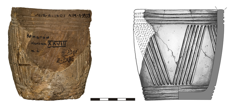 Puchar typu P1, zdobiony w strefie podkrawędnej i dennej czterema poziomymi liniami rytymi, w strefie brzuścowej – wątkami kątowymi, utworzonymi z linii rytych (po sześć). Krawędź ścięta prosto, dno niewyodrębnione. Domieszka tłuczonego kamienia i krzemienia. H – 10  cm, R1 – 10,3  cm, R3 – 10  cm, R4 – 7,5  cm