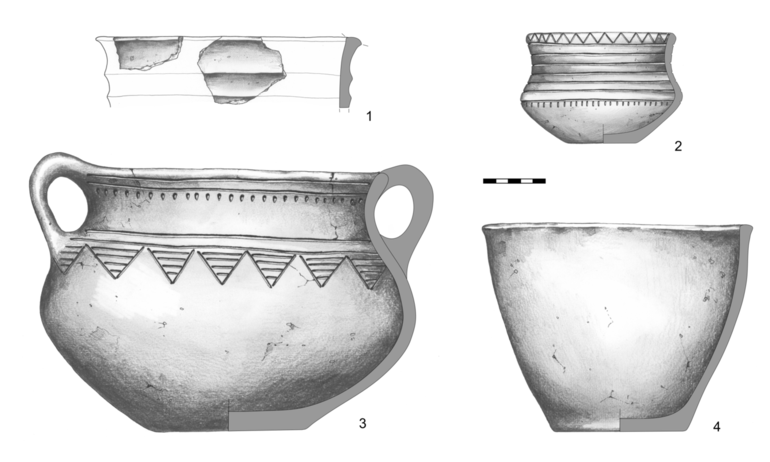 1 – garnek?, zachowany fragmentarycznie, zdobiony na szyjce dwoma poziomymi listwami plastycznymi. Krawędź pogrubiona, ścięta półkoliście. R1 – 21,5 cm; 2 – waza typu W22, zdobiona pod krawędzią dookolnie – kątami, na szyjce i brzuścu – siedmioma poziomymi liniami rytymi, do najniższej przylegają krótkie pionowe nakłucia. Krawędź zaokrąglona, dno niewyodrębnione. H1 – 9 cm, R1 – 12,2 cm, R2 – 11,3 cm, R3 – 13,3 cm, R4 – 5,5 cm;  3 – waza typu W22a (z uchami taśmowatymi), zdobiona pod krawędzią dwoma poziomymi liniami rytymi, poniżej pionowymi nakłuciami, na brzuścu – dwoma poziomymi liniami rytymi i trójkątami zaszrafowanymi poziomymi liniami, krawędź zaokrąglona, dno niewyodrębnione. H1 – 21,5 cm, R1 – 25,5 cm, R2 – 23,4 cm, R3 – 30,5 cm, R4 – 11,9 cm; 4 – puchar typu P1, niezdobiony. Krawędź pogrubiona, zaokrąglona, dno niewyodrębnione. H1 – 17 cm, R1 – 22 cm, R4 – 10,7 cm