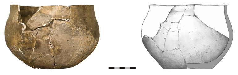 Waza typu W11, niezdobiona. Krawędź prosto ścięta, dno niewyodrębnione. Domieszka tłuczonego kamienia i krzemienia. H – 12 cm, R1 – 14,5 cm, R2 – 14,4 cm, R3 – 17 cm, R4 – 8,8 cm