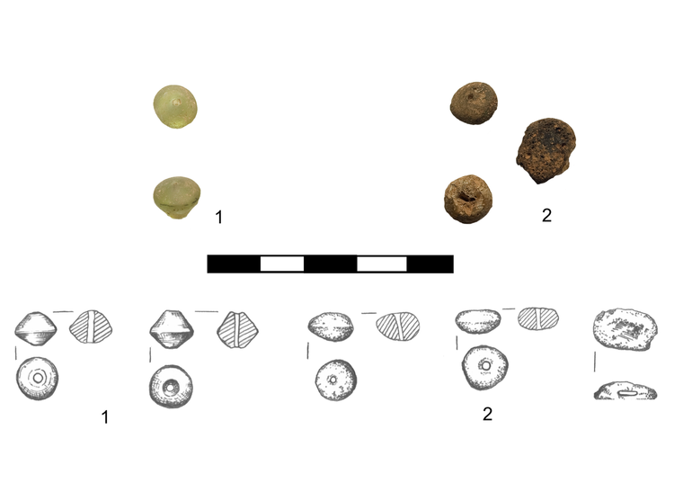 1 – dwa koraliki (paciorki) szklane barwy jasnozielonej, kształt kolisty w planie, stożkowaty w przekroju, perforowane średnica 0,95 cm; 2 – trzy koraliki (paciorki) bursztynowe, płaskie, dwa perforowane, koliste w planie, o średnicy 0,8 cm i 0,9 cm, trzeci owalny, nieperforowany, 1,3 cm × 0,9 cm