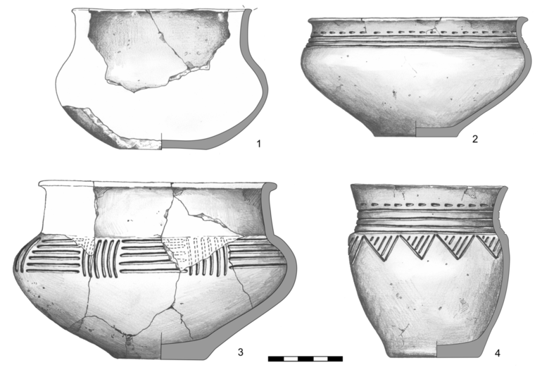 1 – waza typu W21, niezdobiona. Krawędź ścięta prosto, dno niewyodrębnione. H – 9,6  cm, R1 – 12,4  cm, R2 – 11,8  cm, R3 – 14,5  cm, R4 – 6  cm; 2 – waza typu W12, zdobiona dookolnie na szyjce poziomymi nakłuciami, pod nimi trzema poziomymi liniami rytymi. Krawędź pogrubiona, skośnie ścięta na zewnątrz, dno lekko wyodrębnione. H – 12,1 cm, R1 – 16,3 cm, R2 – 15,4 cm, R3 – 19,5 cm, R4 – 6 cm; 3 – waza typu W22, zdobiona na brzuścu rytymi wątkami metopowymi, uformowanymi przez pięć linii poziomych i sześć pionowych. Krawędź z „okapem”, dno lekko wyodrębnione. H – 12,1 cm, R1 – 16,3 cm, R2 – 15,4 cm, R3 – 19,5 cm, R4 – 6 cm; 4 – puchar typu P22, zdobiony dookolnie pod krawędzią – poziomymi nakłuciami, na szyjce – czterema poziomymi liniami rytymi, na brzuścu – do ostatniej linii przylega rząd rytych trójkątów zaszrafowanych ukośnie liniami rytymi. H – 11,8  cm, R1 – 10,8  cm,    R2 – 9,8  cm, R3 – 11  cm, R4 – 6,2  cm.