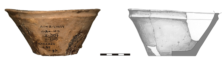 Misa typu M21b, niezdobiona. Krawędź ścięta prosto, dno niewyodrębnione. Domieszka tłuczonego kamienia i krzemienia. H – 8  cm, R1 – 15,5  cm, R4 – 8  cm