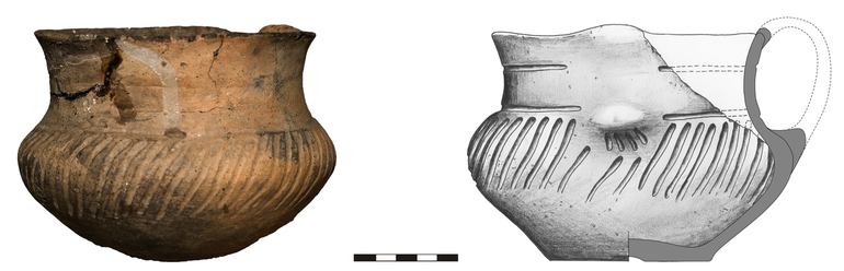 Kubek typu K22, zdobiony na szyjce dwiema poziomymi liniami rytymi, niższa przerwana płaskim guzkiem plastycznym, od którego odchodzą krótkie linie ukośne, na brzuścu dookolne, dłuższe linie ukośne. Krawędź zaokrąglona, dno lekko wyodrębnione, ucho typu ansa lunata. Domieszka tłuczonego kamienia i krzemienia. H – 11 cm, R1 – 13,5  cm, R2 – 12  cm, R3 – 15,5  cm, R4 – 7,6  cm