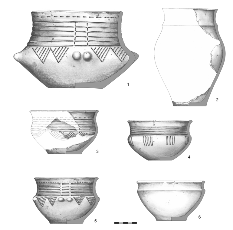 1 – waza typu W22, zdobiona dookolnie pod krawędzią poziomymi nakłuciami, na szyjce i brzuścu – sześcioma poziomymi liniami rytymi i dwoma pionowymi rzędami nakłuć w poprzek linii poziomych, na przedłużeniu nakłuć występują dwa guzy plastyczne, a na tej samej wysokości, znajdują się ryte trójkąty zaszrafowane ukośnymi liniami, przylegające od dołu do linii rytych (układ guzy – trójkąty powtarza się czterokrotnie). Krawędź ścięta na zewnątrz, dno niewyodrębnione. H – 17,4  cm, R1 – 20,5  cm, R2 – 19,7 cm, R3 – 25  cm, R4 – 12  cm; 2 – garnek typu G111, zdobiony na szyjce pozioma listwą plastyczną. Krawędź pogrubiona, skośnie ścięta na zewnątrz, dno niewyodrębnione. H – 21,4  cm, R1 – 12,5  cm, R2 – 11,3  cm, R3 – 15,8  cm, R4 – 7,3  cm; 3 – waza typu W21, zdobiona dookolnie na szyjce poziomymi nakłuciami, na brzuścu – sześcioma poziomymi liniami rytymi, poniżej których znajdują się grupy łuczków współśrodkowych (po cztery). Krawędź pogubiona i ścięta na zewnątrz, dno lekko wyodrębnione. H – 9,7  cm, R1 – 15,5  cm, R2 – 14,2  cm, R3 – 15  cm, R4 – 7,5  cm;    4 – waza typu W21, zdobiona na szyjce sześcioma poziomymi liniami rytymi, na brzuścu – grupami pionowych linii rytych w grupach po sześć. Krawędź pogrubiona, skośnie ścięta na zewnątrz, dno niewyodrębnione. H – 9  cm, R1 – 14,5  cm, R2 – 13,1 cm, R3 – 14,2  cm, R4 – 5,2  cm; 5 – waza typu W21, zdobiona dookolnie pod krawędzią poziomymi nakłuciami, na szyjce i brzuścu – dziewięcioma poziomymi liniami rytymi i dwoma pionowymi rzędami nakłuć w poprzek linii poziomych, na przedłużeniu nakłuć występują dwa guzy plastyczne, a na tej samej wysokości, znajdują się ryte trójkąty zaszrafowane ukośnymi liniami, przylegające od dołu do linii rytych (układ guzy – trójkąty powtarza się czterokrotnie). Krawędź ścięta na zewnątrz, dno wyodrębnione. H – 10,2  cm, R1 – 14,3  cm, R2 – 13  cm, R3 – 15  cm, R4 – 7,3  cm; 6 – misa typu M121, zdobiona listwa plastyczną pod krawędzią. Krawędź pogrubiona, ścięta skośnie do wnętrza, dno wyodrębnione. H – 8,7  cm, R1 – 14,6  cm, R2 – 14 cm, R3 – 14,3 cm, R4 – 6,5  cm