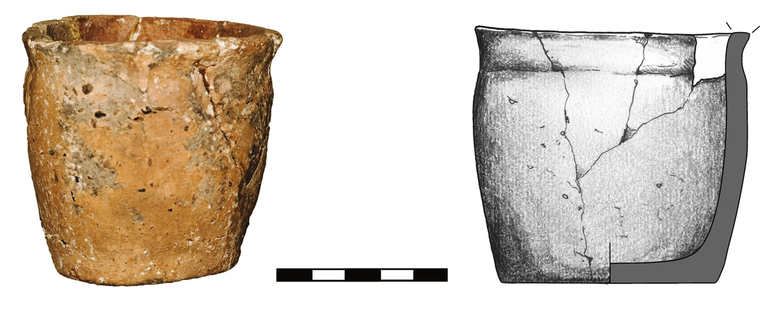 Puchar typu P1, niezdobiony. Krawędź ścięta prosto, lekko odchylona, dno niewyodrębnione. Domieszka tłuczonego kamienia i krzemienia. H – 7,4  cm R1 – 8  cm, R2 – 7,6  cm, R3 – 7,9  cm, R4 – 6,4  cm