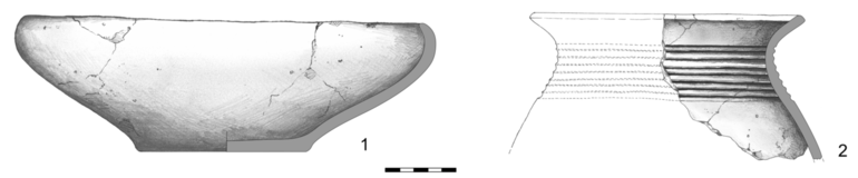 1 – misa typu M21, niezdobiona. Krawędź zaokrąglona, dno wyodrębnione. H – 9,5  cm, R1 – 28  cm, R3 – 30,5  cm, R4 – 12  cm; 2 – puchar (?) zachowany częściowo, zdobiony na szyjce ośmioma poziomymi żłobkami. Krawędź zaokrąglona. R1 – 19,5  cm, R2 – 15,5  cm