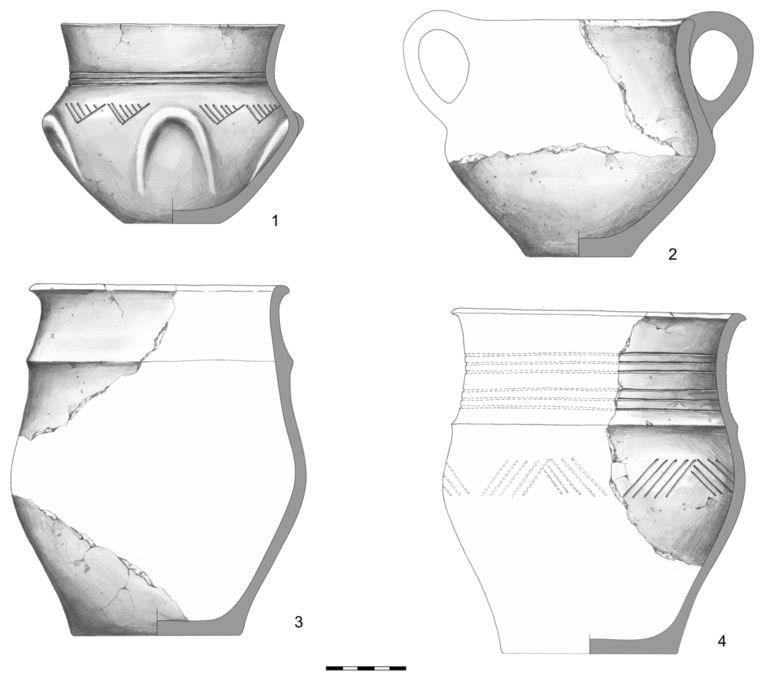 1 – waza typu W22, zdobiona na szyjce trzema poziomymi liniami plastycznymi, na brzuścu – dookolnie – niezamkniętymi od góry, rytymi trójkątami zaszrafowanymi liniami ukośnymi, poniżej – dookolnie – czterema podkowiastymi łuczkami plastycznymi. Krawędź zaokrąglona, dno niewyodrębnione. H – 12,5  cm, R1 – 14  cm, R2 – 13  cm, R3 – 16  cm, R4 – 6  cm; 2 – amfora typu A112a, niezdobiona. Krawędź zaokrąglona, dno lekko wyodrębnione, ucha typu ansa lunata.  H – 15,5  cm, R1 – 14,3  cm, R2 – 13,8  cm, R3 – 17  cm, R4 – 6,5 cm; 3 – garnek typu G111, zdobiony na szyjce pozioma listwa plastyczną. Krawędź pogrubiona, zaokrąglona, dno lekko wyodrębnione. H – 21,5  cm, R1 – 16,3 cm, R2 – 14,8  cm, R3 – 18,5  cm, R4 – 10,6 cm; 4 – puchar typu P22, zdobiony na szyjce sześcioma poziomymi liniami rytymi, po trzy w dwóch grupach, na brzuścu – poziomą listwą plastyczną, pod nią – dookolnie – ukośnymi krótkimi liniami rytymi współtworzącymi motywy kątowe (po pięć w grupie). Krawędź pogrubiona, skośnie ścięta na zewnątrz, dno niewyodrębnione. H – około 21,5 cm, R1 – 18,5  cm, R2 – 16,3  cm, R3 – 19  cm, R4 – 10,8 cm