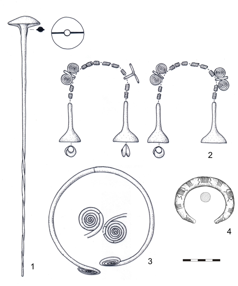 Zawartość dębowej skrzynki: 1 – szpila brązowa tordowana, z główką gwoździowatą, przekłutą. Długość 37 cm, średnica główki 4,3 cm, grubość nóżki – 0,25-0,6 cm; 2 – naszyjnik wieloelementowy (rekonstrukcja), składający się z brązowych skrętów salta leone, czterech brązowych pierścieni z tarczkami spiralnymi, czterech brązowych zawieszek trąbkowatych i trzech zawieszek ze złota. Przedmiot uległ zniszczeniu; 3 – naszyjnik brązowy zakończony tarczkami spiralnymi, średnica 14,2 cm, drut okrągły w przekroju o średnicy 0,6-0,7 cm; 4 – bransoleta brązowa ze zwężającymi się końcami, zdobiona motywami równoległych linii i kątami, wymiary: 7,7 cm × 6,2 cm, grubość 0,5-1,3 cm.