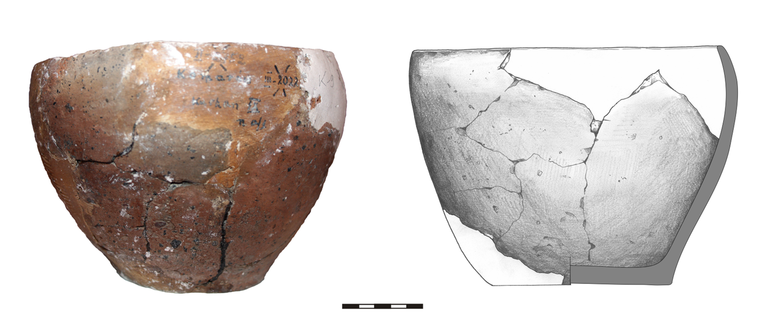 Misa typu M21, niezdobiona. Krawędź zaokrąglona, dno lekko wyodrębnione. Domieszka tłuczonego kamienia i krzemienia. H – 16  cm, R1 – 19  cm, R4 – 12  cm