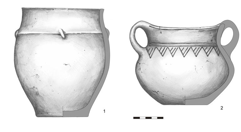 1 – garnek typu G111, zdobiony na szyjce poziomą listwą plastyczną i umieszczonym na niej ukośnym guzem plastycznym („szpuntem”). Krawędź ścięta prosto, dno wyodrębnione. H – 18,2 cm, R1 – 13,6 cm, R2 – 13,4 cm, R3 – 16 cm, R4 – 8,5 cm. 2 – waza typu W22c (z uchami), zdobiona pod krawędzią poziomą linią rytą, na brzuścu – dwiema poziomymi liniami rytymi i zwisającymi z nich, rytymi trójkątami zaszrafowanymi ukośnymi liniami rytymi. Krawędź zaokrąglona, dno niewyodrębnione, ucha typu ansa lunata. H – 13 cm (bez uch), 14 cm (z uchami), R1 – 13,5 cm, R2 – 12,2 cm, R3 – 16,5 cm, R4 – 7,3 cm