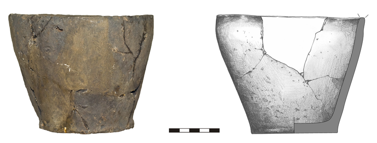 Puchar typu P1, niezdobiony. Krawędź ścięta prosto, dno lekko wyodrębnione. Domieszka tłuczonego kamienia i krzemienia. H – 12 cm, R1 – 15 cm, R4 – 8,5 cm