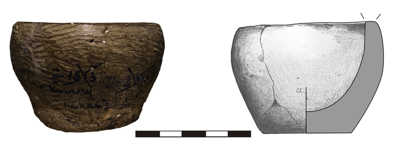 Misa typu M21, niezdobiona. Krawędź ścięta prosto, dno niewyodrębnione. Domieszka tłuczonego kamienia i krzemienia. H – 5 cm, R1 – 6,1 cm, R4 – 3,9 cm