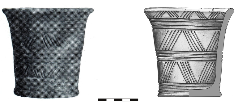 Puchar typu P1a, zdobiony na całej powierzchni naprzemiennie (w pionie) i dookolnie wątkami zwielokrotnionych kątów i czterech poziomych linii rytych. Układ powtarza się trzykrotnie, w górnym rzędzie katy zbudowane są z czterech linii rytych, w pozostałych z pięciu. Krawędź zaokrąglona, dno wyodrębnione. H – 11,3 cm, R1 – 11,4 cm,  R4 – 8 cm (fot. Sulimirski 1968, Plate 18:11)
