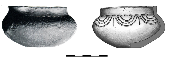 Waza typu W11, zdobiona na szyjce dookolnie poziomymi nakłuciami, na brzuścu – grupami łuczków (festonów), w grupie po trzy, między nimi – krótkimi pionowymi liniami rytymi. Krawędź ścięta prosto, dno niewyodrębnione. H – 5 cm, R – 7 cm, R2 – 6,9 cm, R3 – 8,8 cm, R4 – 3 cm (fot. Sulimirski 1968, Plate 20:9)