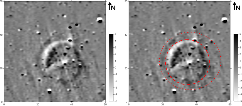 Obraz wynikowy pomiarów magnetometrycznych kurhanu nr 15 na stanowisku Tłumacz (gradientometr Bartington Fluxgate Grad 601-1; poligon pomiarowy: 20 × 20 m, gęstość próbkowania na rozstaw transektów: 0,25 × 1,0 m, interpolowana do 0,25 × 0,5 m; realne wartości pola magnetycznego skompresowane w skali szarości do zakresu -5 – +5nT) (po lewej). Obraz wynikowy pomiarów magnetometrycznych kurhanu nr 15 na stanowisku Tłumacz z zaznaczonymi anomaliami opisywanymi w tekście (po prawej)